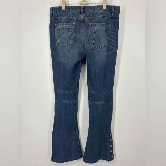 NWOT Free People Mid-Rise Button Hem Flare Medium Blue Jeans 30 - Picture 2 of 4